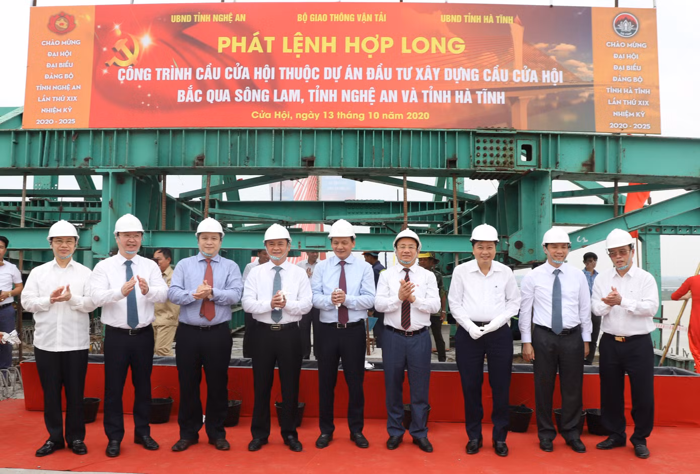 Hợp long cầu Cửa Hội bắc qua sông Lam nối 2 tỉnh Nghệ An, Hà Tĩnh ảnh 1