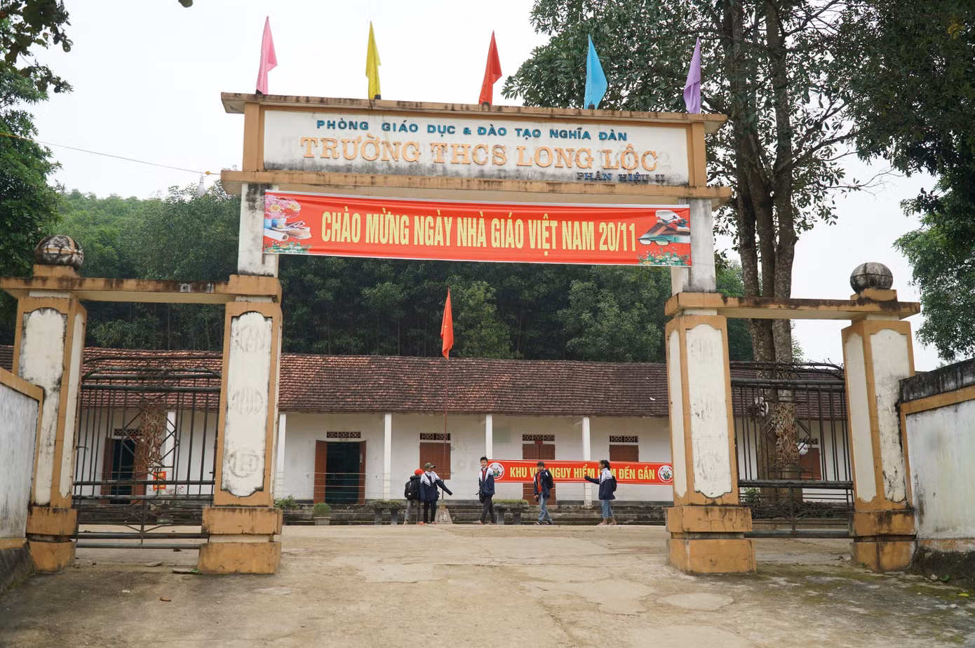 Tường nứt, ngói đổ, thầy trò bỏ lớp ra nhà giữ xe để học ảnh 1