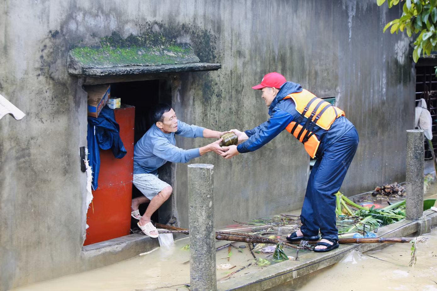 Sống trên nóc nhà, người dân Quảng Bình khắc khoải chờ lũ rút ảnh 5
