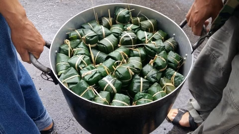 Ấm lòng những nồi bánh chưng cứu đói dân vùng lũ ảnh 11