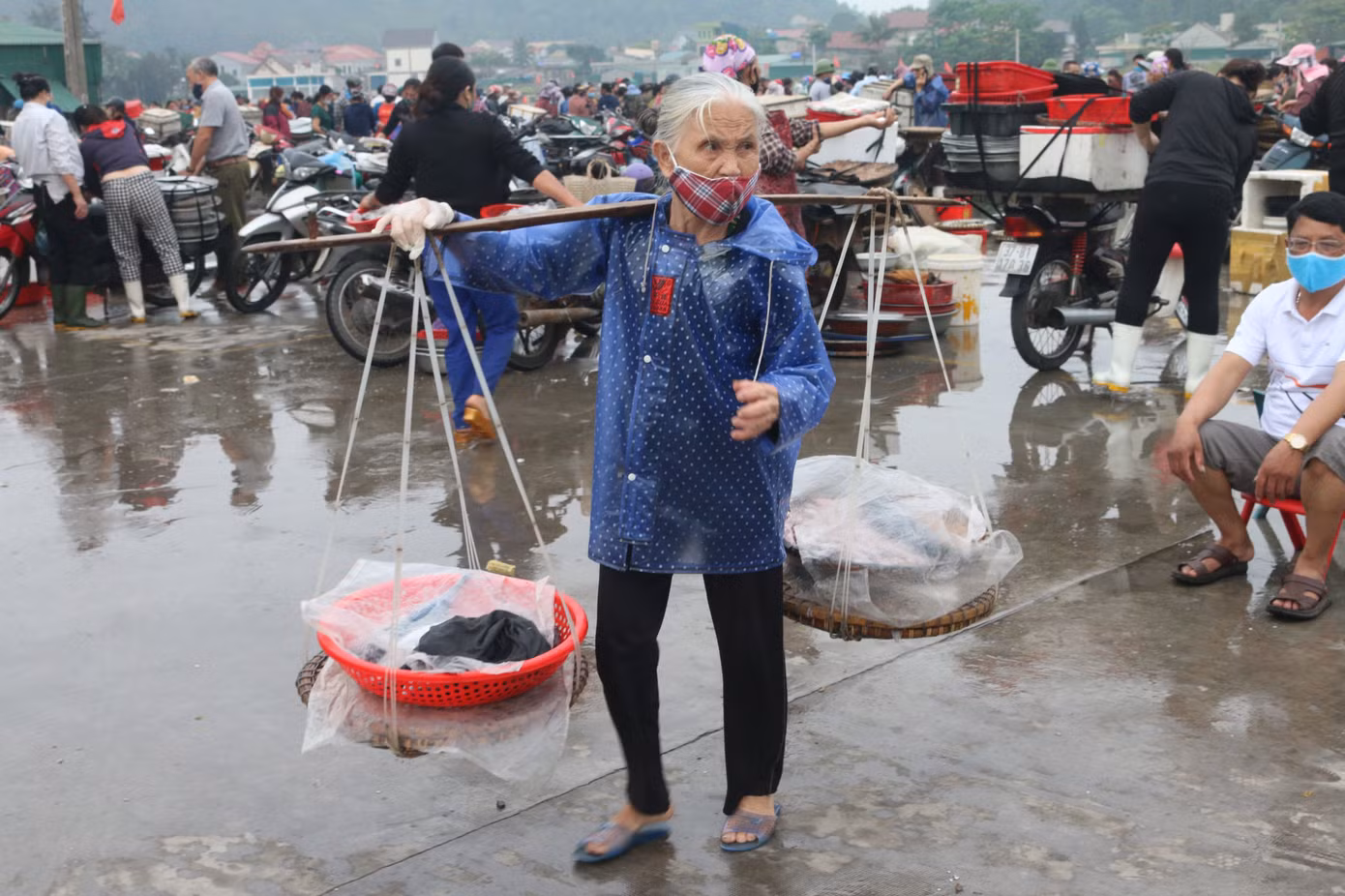 Nhịp sống nơi cảng cá bình yên mỗi chuyến thuyền về cập bến ảnh 14