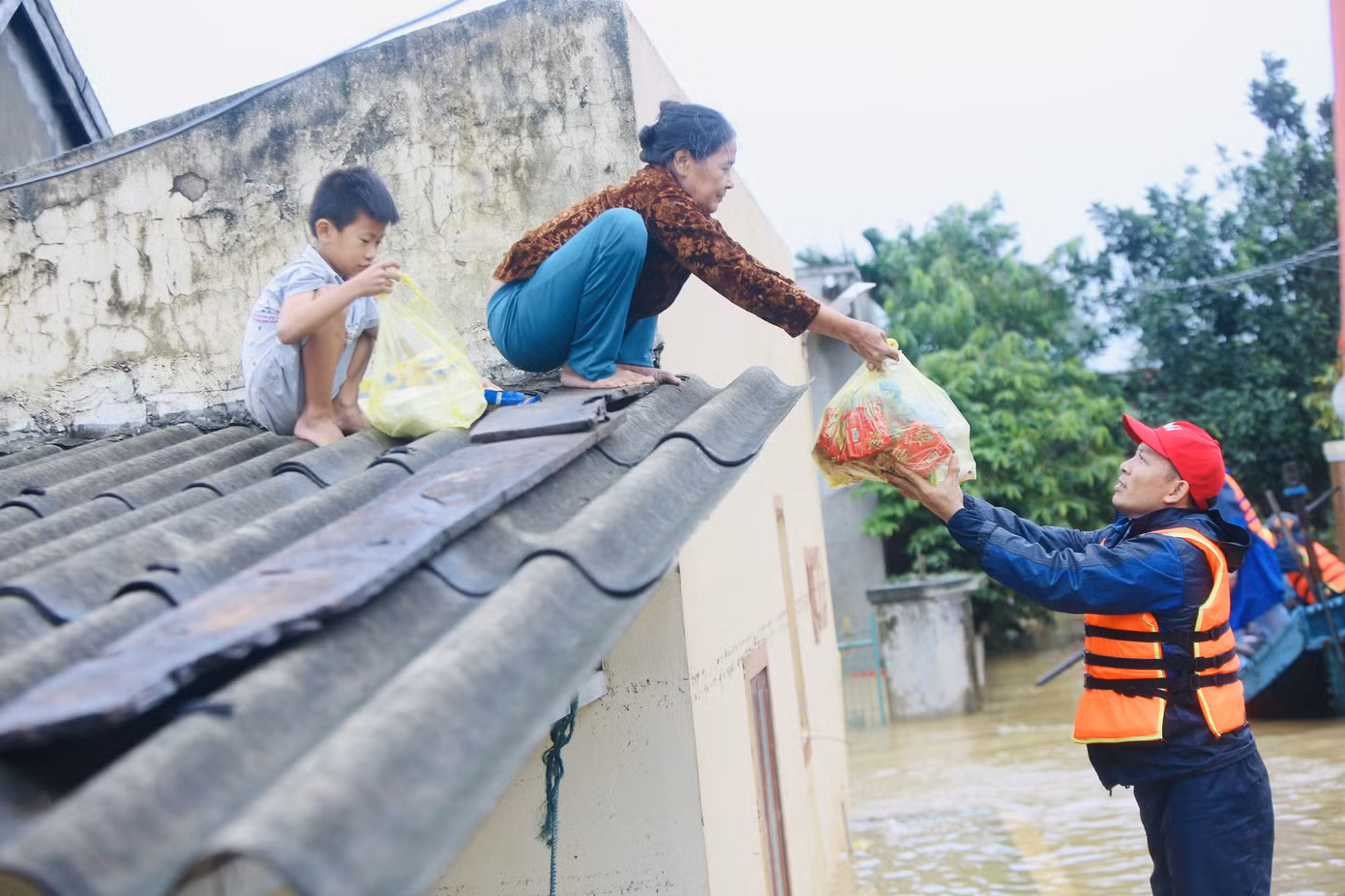 Sống trên nóc nhà, người dân Quảng Bình khắc khoải chờ lũ rút ảnh 3