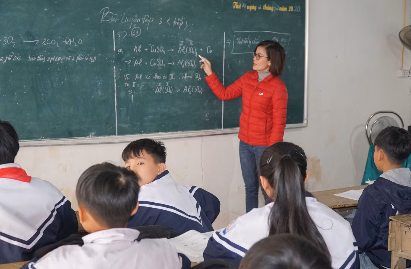 Tường nứt, ngói đổ, thầy trò bỏ lớp ra nhà giữ xe để học ảnh 11