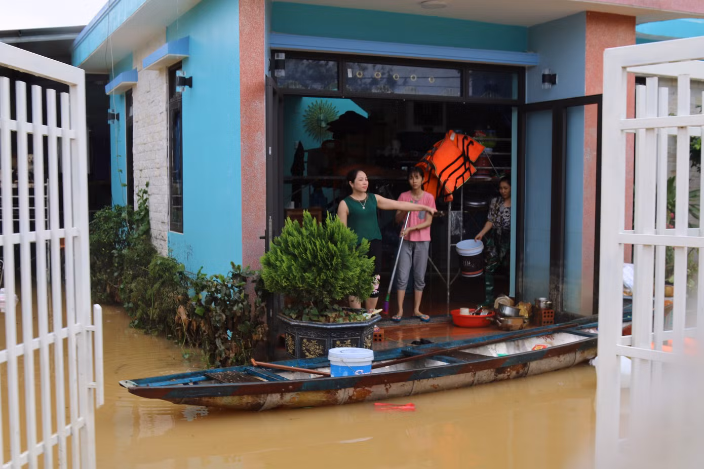 Lũ vây tứ bề: Lệ Thủy, Quảng Bình chìm trong biển nước ảnh 9