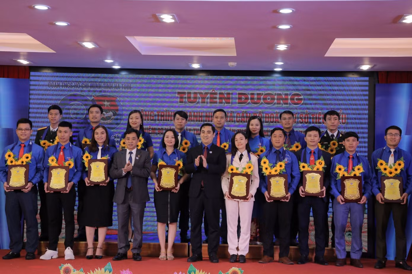 Nhạc sỹ Vũ Hoàng với thanh niên ảnh 4 Nhạc sỹ Vũ Hoàng với thanh niên ảnh 4
