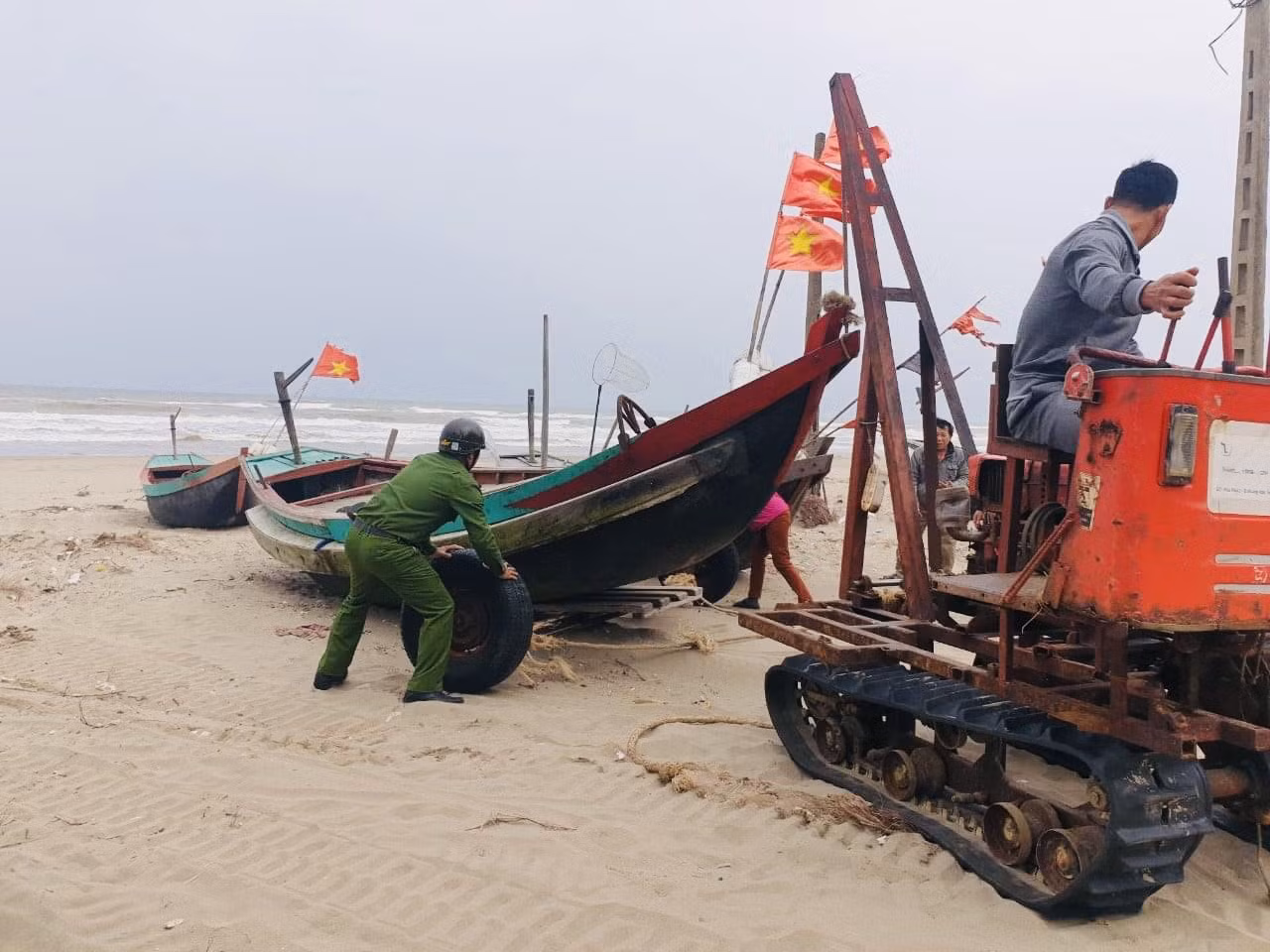 Bão 13 dữ dội nhất từ đêm nay đến sáng mai, nguy cơ ngập lụt lớn ảnh 34