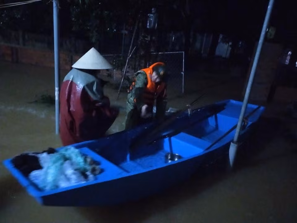 Dân Hà Tĩnh 'chạy lũ' trong đêm ảnh 9