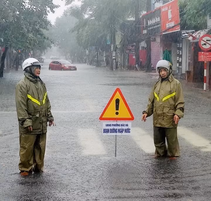 Hà Tĩnh mưa mù trời, dân leo gác mái tránh lũ ảnh 10