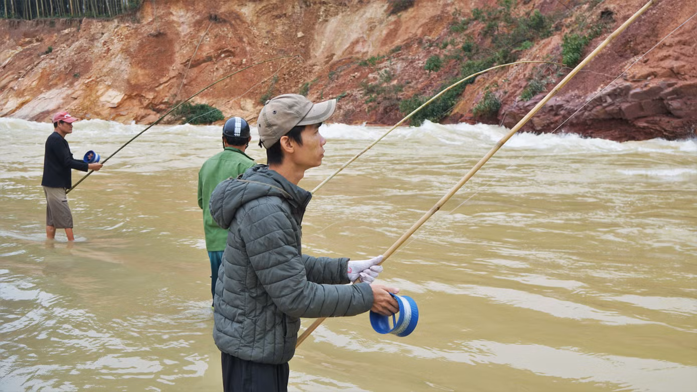 Hồ Kẻ Gỗ xả lũ, dân kéo nhau đi săn cá ‘khủng’ ảnh 3