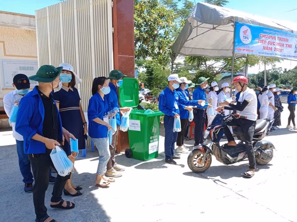 Hơn 1.000 thanh niên Hà Tĩnh ‘đội nắng’ tiếp sức mùa thi ảnh 16