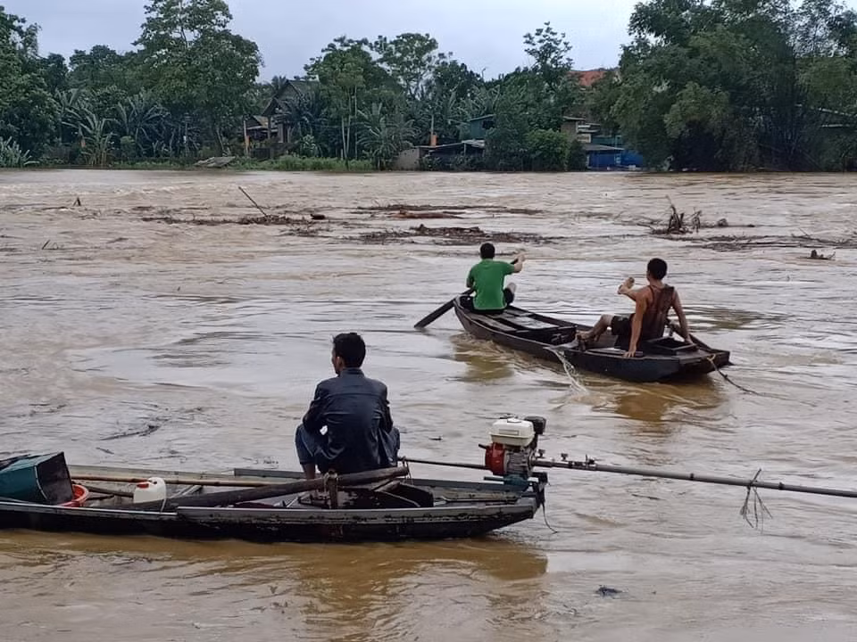 Hà Tĩnh nước vây tứ bề, người dân vội vã ôm đồ chạy lụt ảnh 9