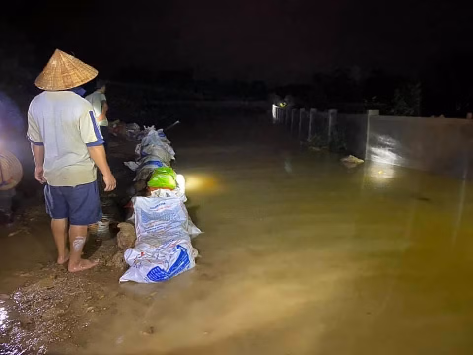 Hà Tĩnh nước vây tứ bề, người dân vội vã ôm đồ chạy lụt ảnh 11