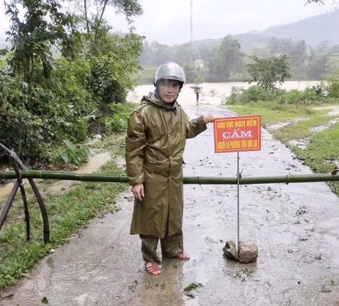 Hà Tĩnh nước vây tứ bề, người dân vội vã ôm đồ chạy lụt ảnh 1
