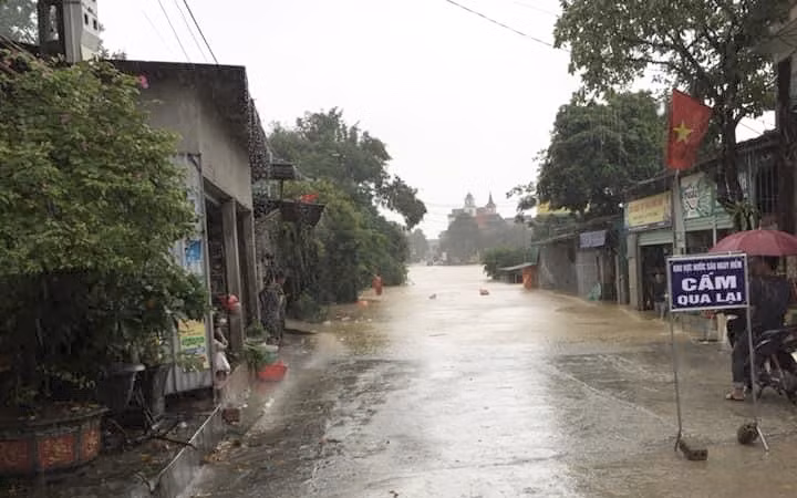 Hà Tĩnh nước vây tứ bề, người dân vội vã ôm đồ chạy lụt ảnh 10