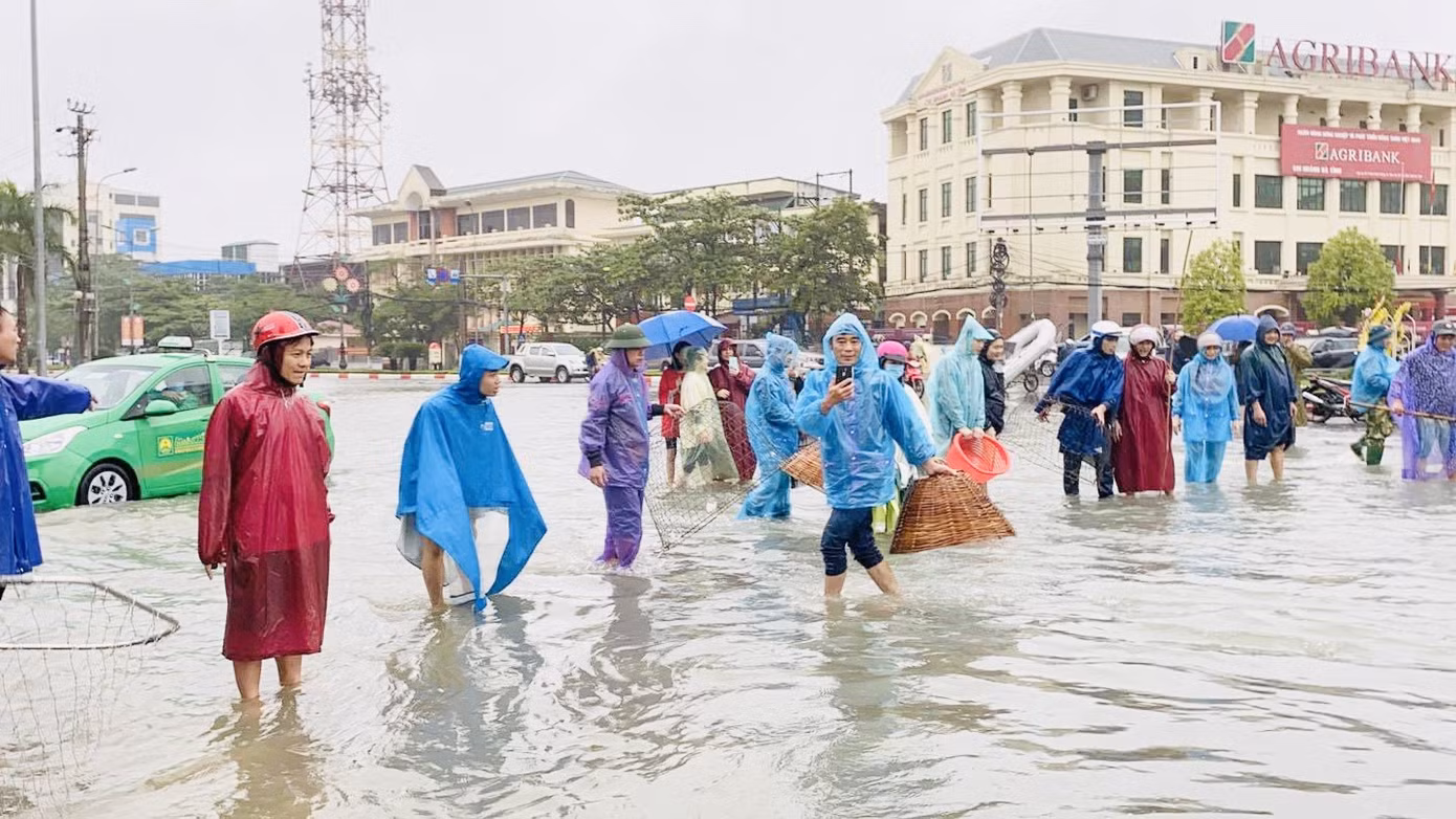 Nước lũ dâng cao, người dân Hà Tĩnh mang nơm ra đường bắt cá ảnh 4