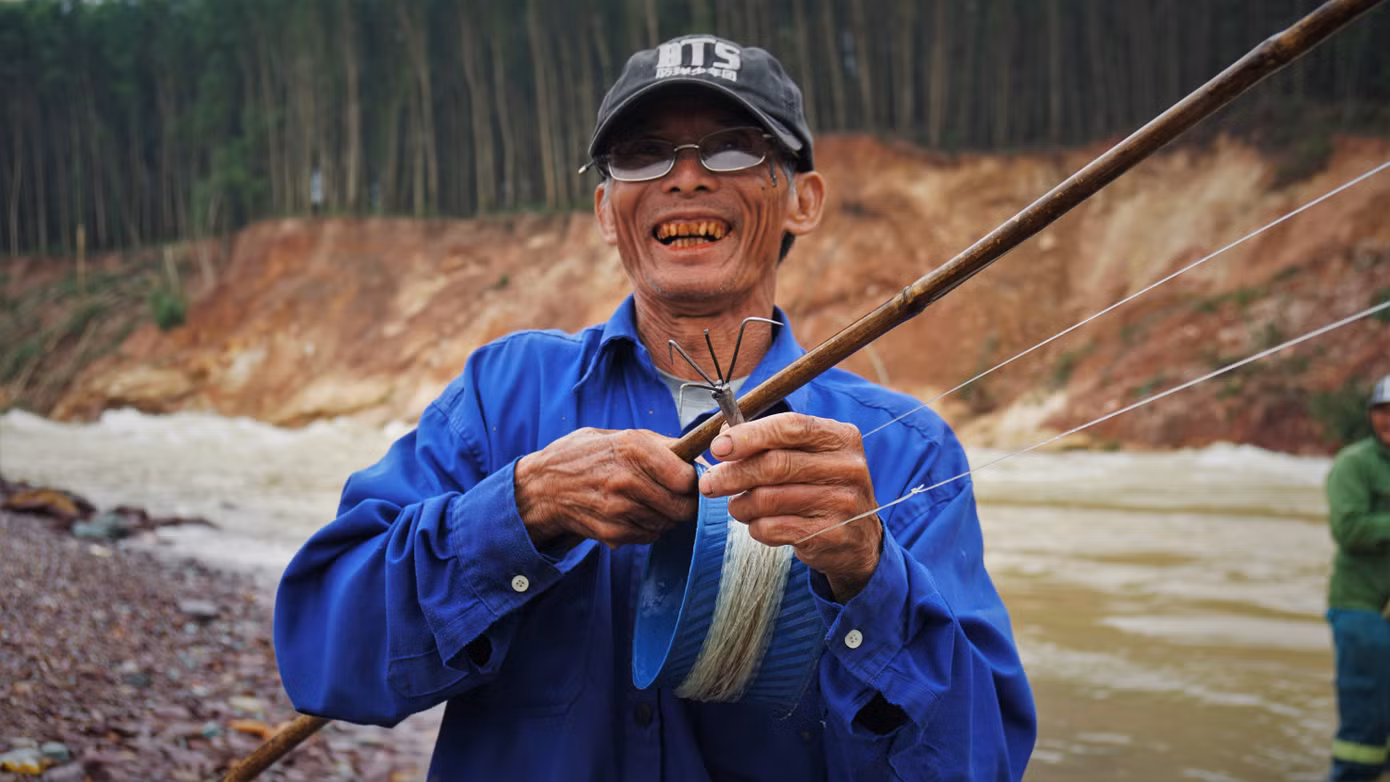 Hồ Kẻ Gỗ xả lũ, dân kéo nhau đi săn cá ‘khủng’ ảnh 6