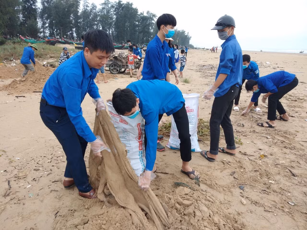 Thanh niên Hà Tĩnh ra quân chiến dịch 'Làm cho thế giới sạch hơn' ảnh 6
