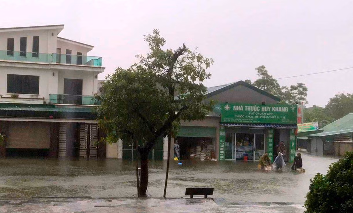 Mưa như trút, thành Vinh ‘thất thủ’ ảnh 4