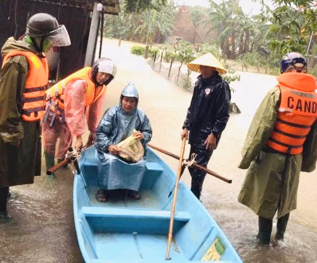 Hà Tĩnh mưa mù trời, dân leo gác mái tránh lũ ảnh 15