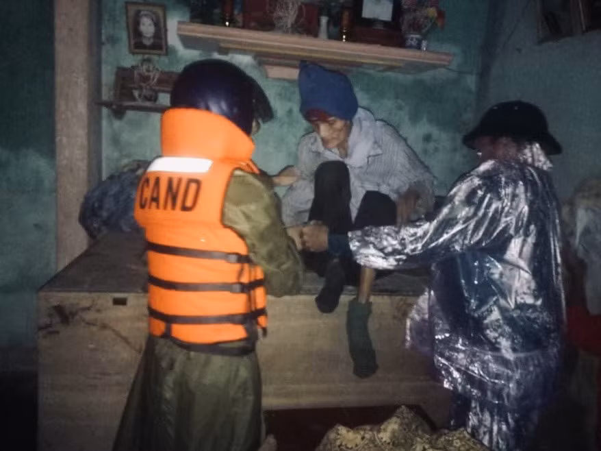 Hà Tĩnh mưa mù trời, dân leo gác mái tránh lũ ảnh 17