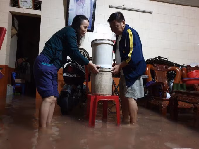 Hà Tĩnh mưa mù trời, dân leo gác mái tránh lũ ảnh 23