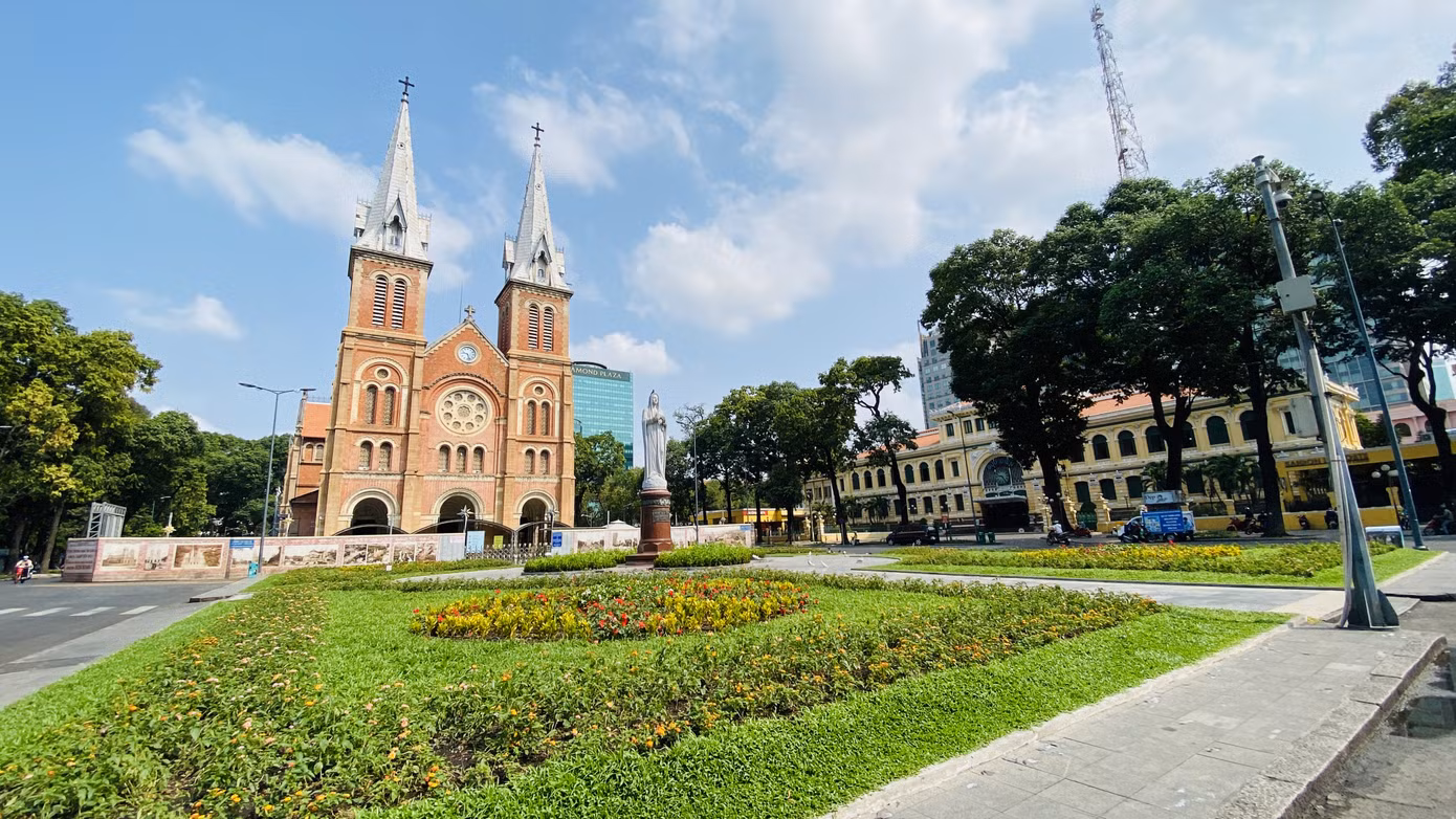 Đường phố Sài Gòn vắng vẻ ngày đầu 'cách ly xã hội' ảnh 6