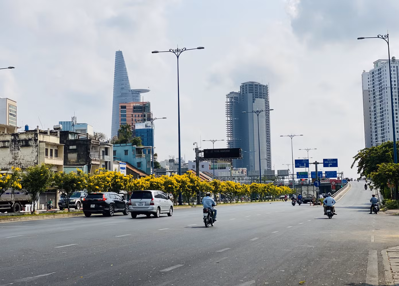 Đường phố Sài Gòn vắng vẻ ngày đầu 'cách ly xã hội' ảnh 2