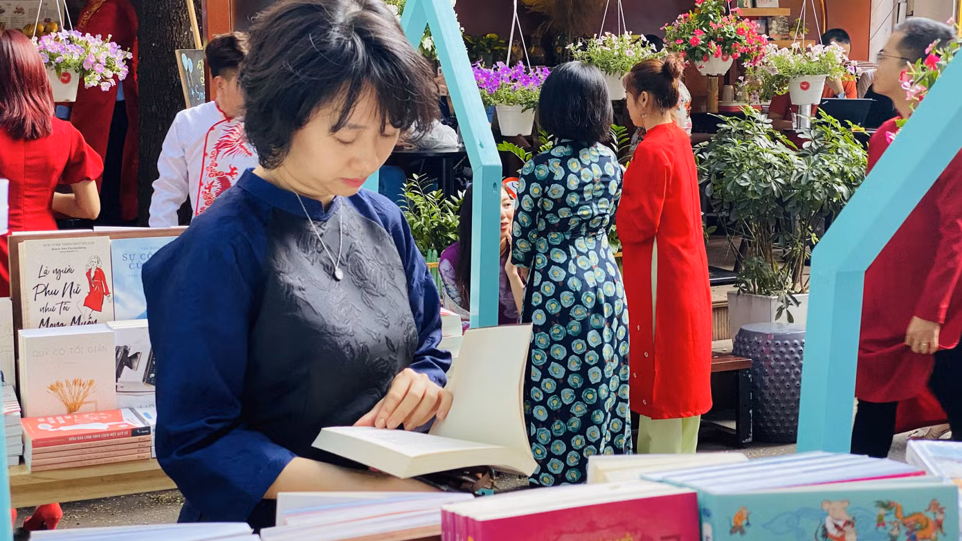 Nghỉ Tết, người Sài Gòn háo hức đến đường sách ảnh 9