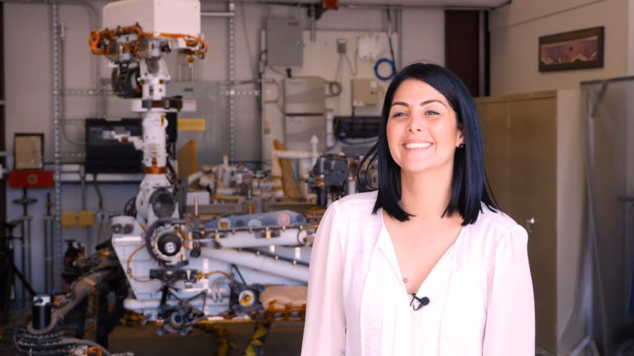 Đến Mỹ với 300 đô la, cô gái trở thành kỹ sư NASA ảnh 2