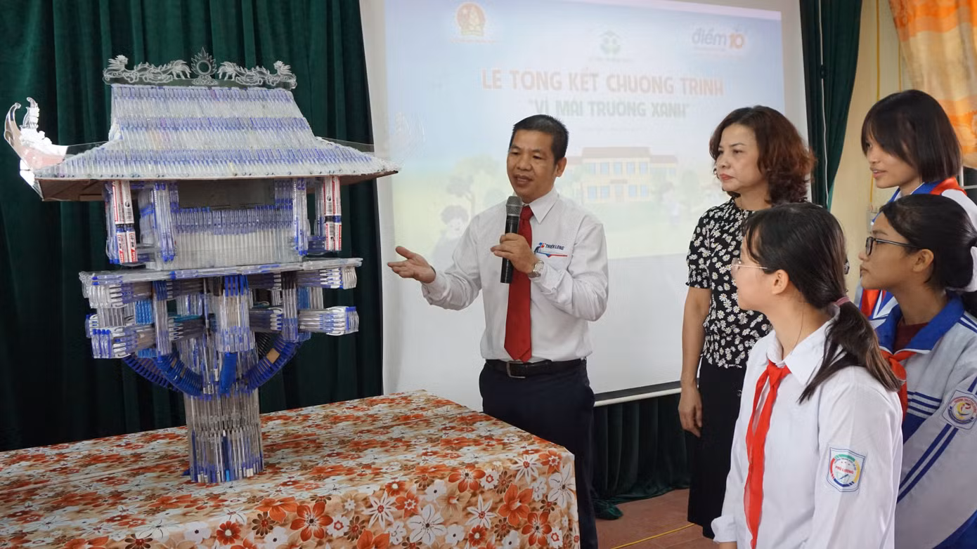Độc đáo những mô hình làm từ... bút bi đã qua sử dụng ảnh 1
