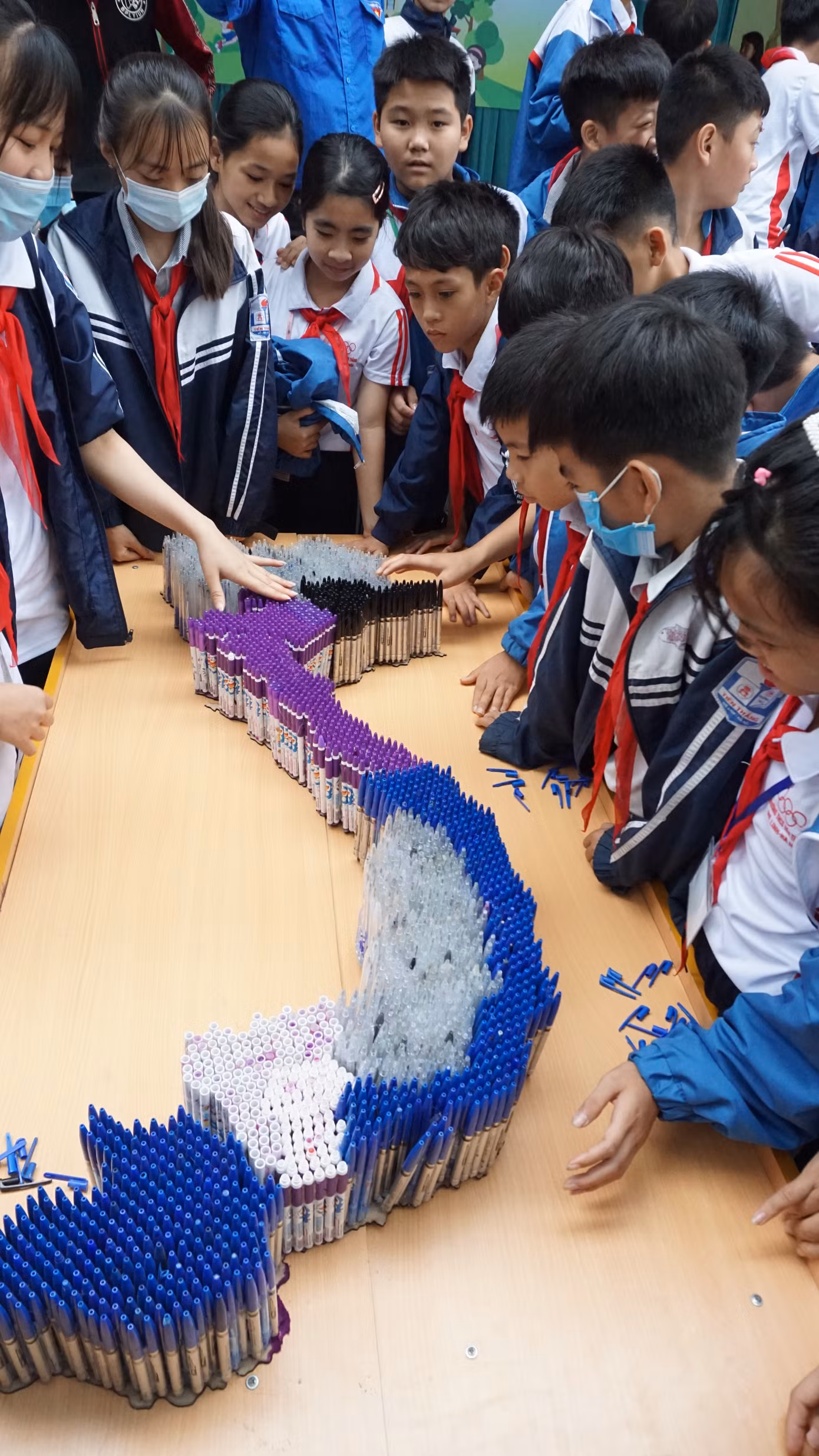 Độc đáo những mô hình làm từ... bút bi đã qua sử dụng ảnh 2