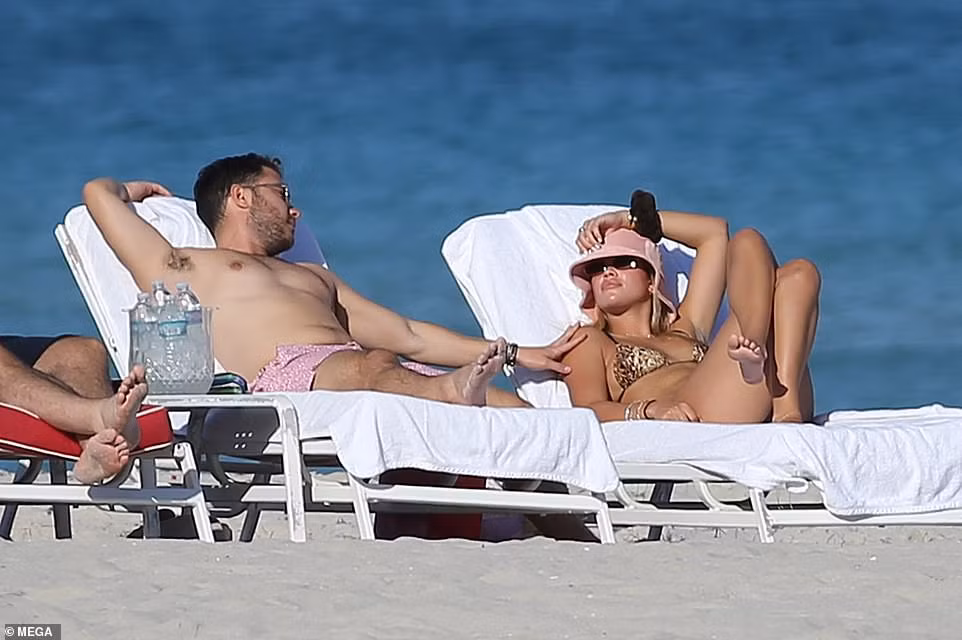 Sofia Richie bị bắt gặp khoá môi trai lạ ở biển ảnh 2