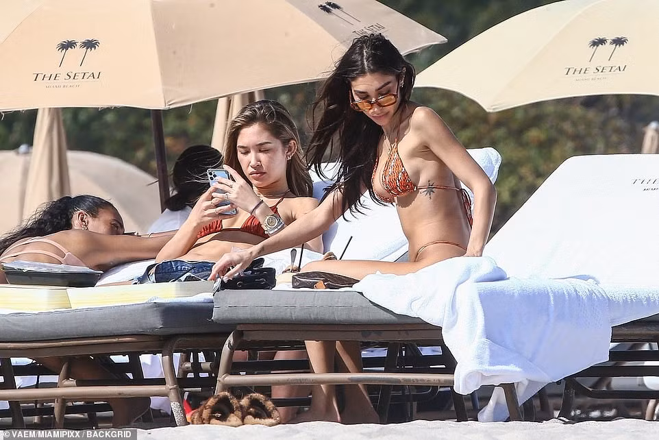 Nữ DJ nóng bỏng Chantel Jeffries mặc bikini bé xíu 'rực lửa' ảnh 1