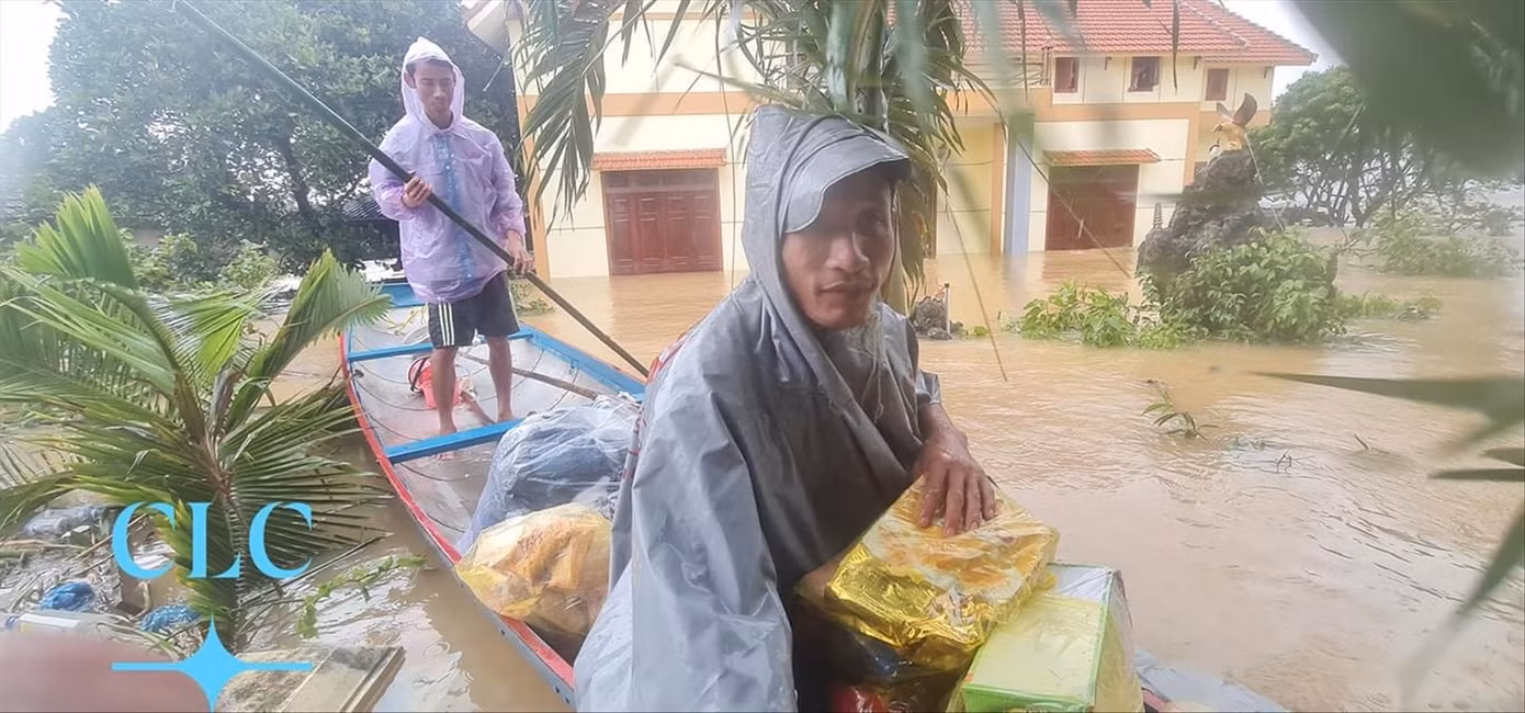Cứu người trong lũ ảnh 2