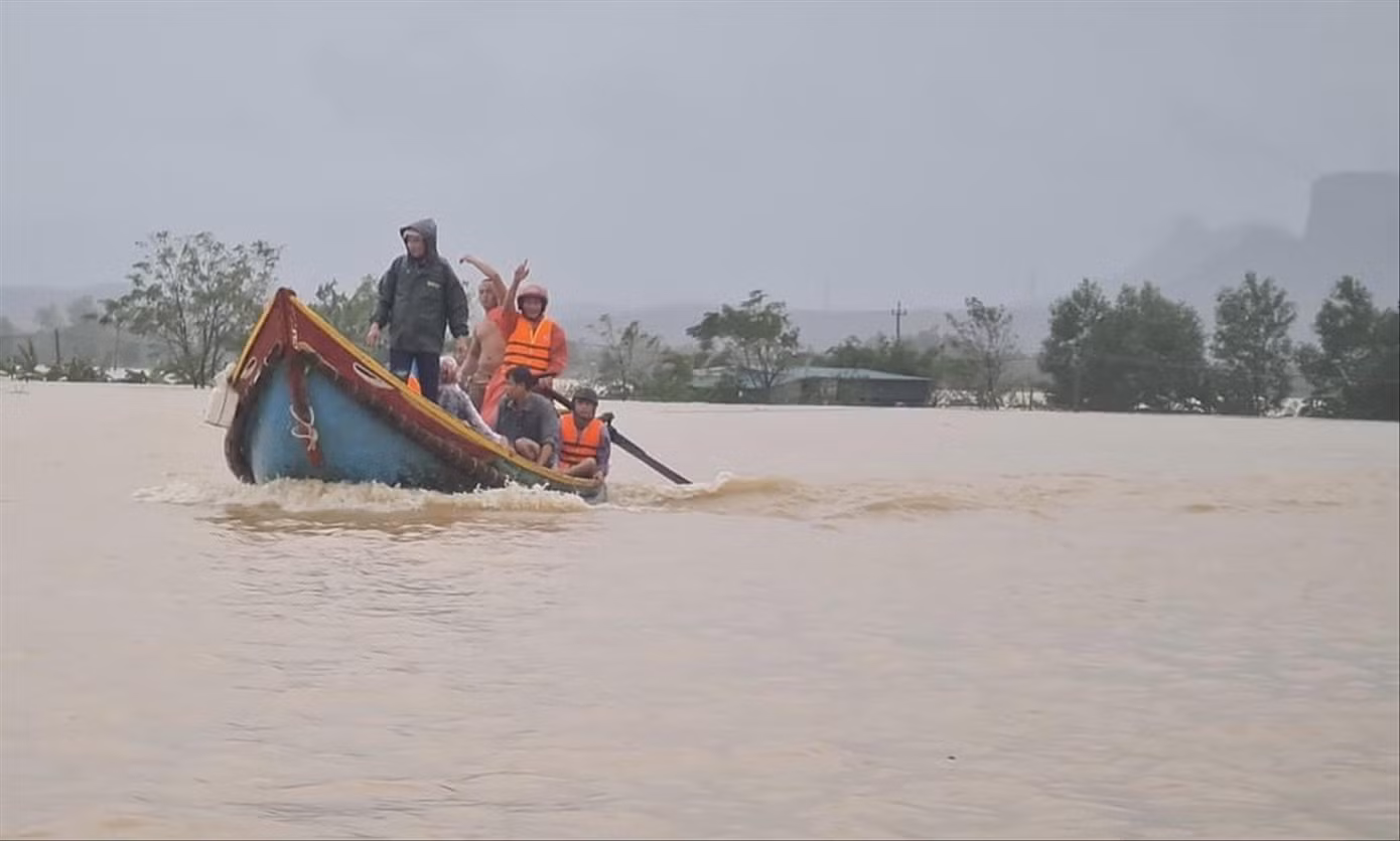 Cứu người trong lũ ảnh 1
