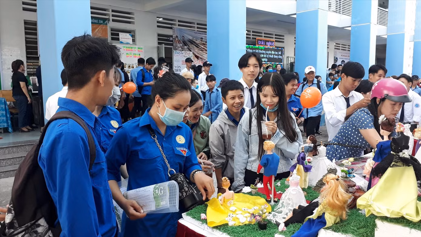 Độc đáo những mô hình làm từ... bút bi đã qua sử dụng ảnh 5