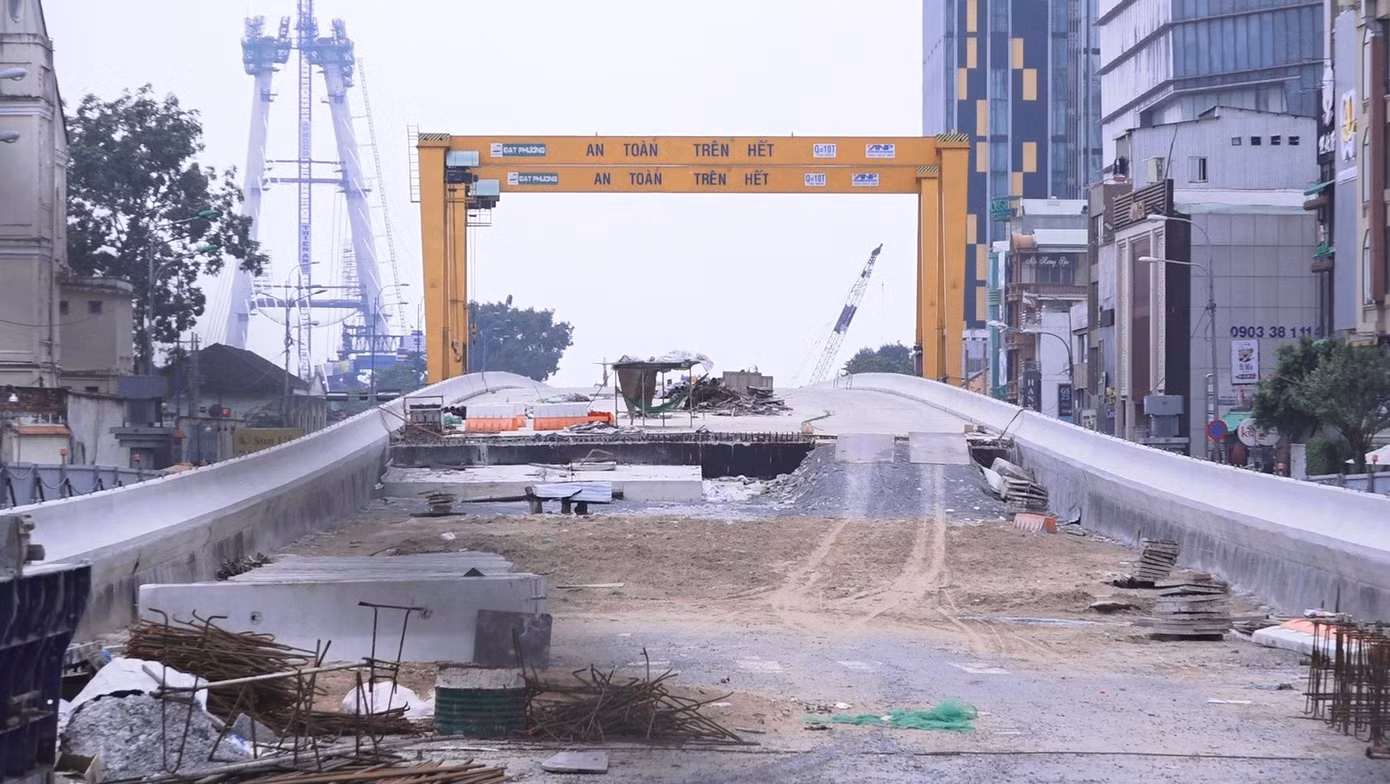 Cầu Thủ Thiêm 2 lại dừng thi công vì 'đói' vốn, thiếu mặt bằng ảnh 1