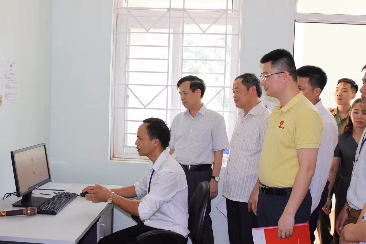 Cõng…loa lên núi cùng người dân phòng chống dịch COVID ảnh 3