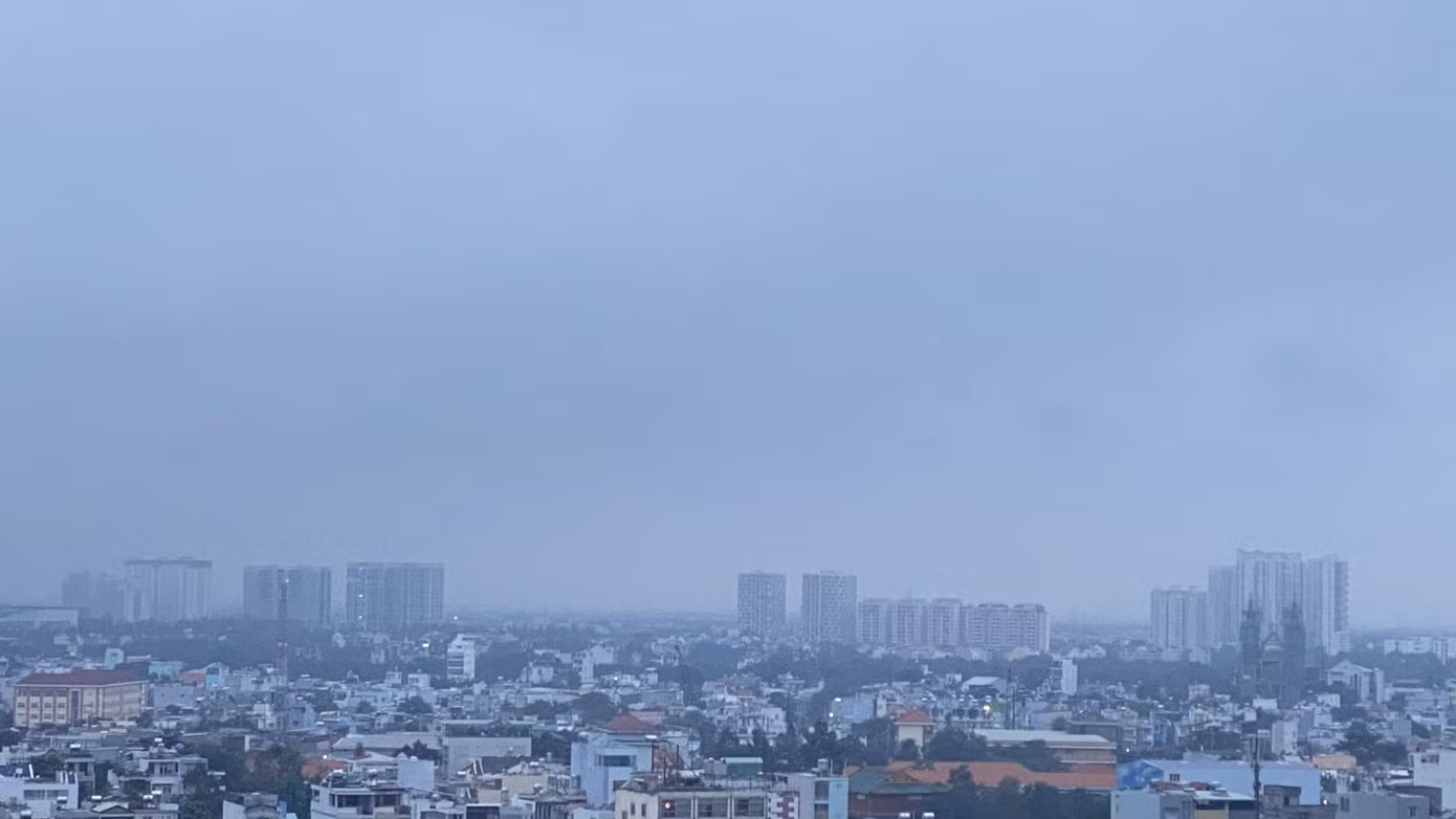 Mây mù che phủ bầu trời TP.HCM, cảnh báo mưa dông có sét ảnh 3