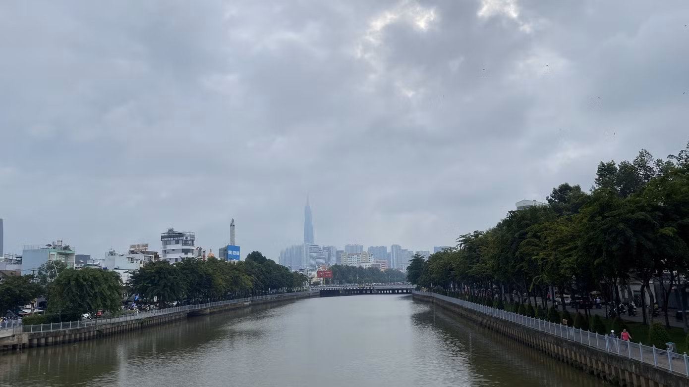 Mây mù che phủ bầu trời TP.HCM, cảnh báo mưa dông có sét ảnh 4