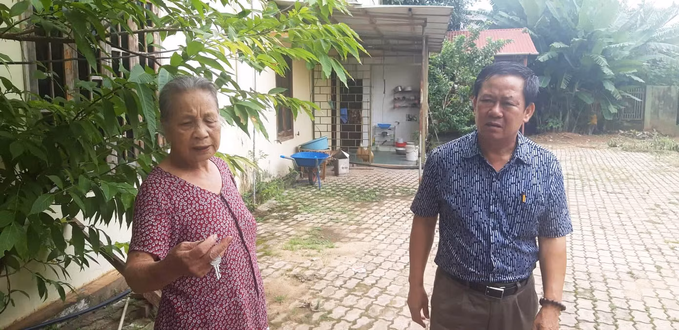 Dứt nắng nóng, dân Huế nuốt nước mắt nhìn cá chết trắng lồng ảnh 8