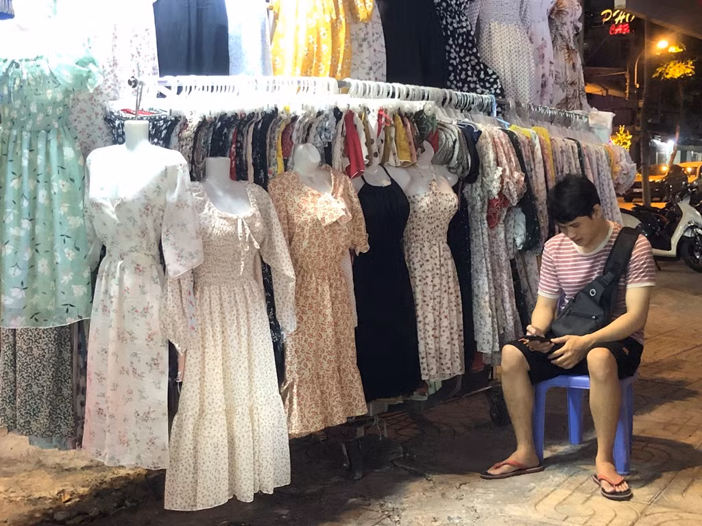 Dân Sài Gòn săn hàng Black Friday dù đêm muộn ảnh 15