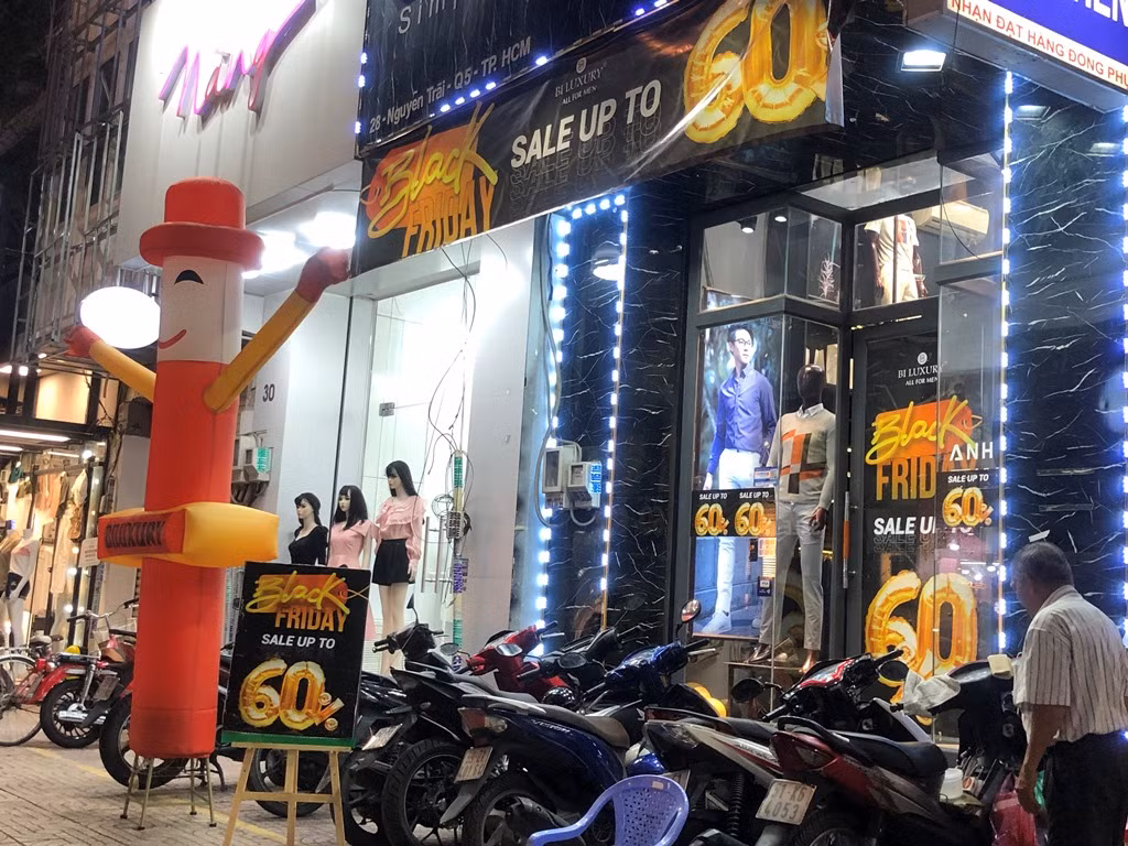Dân Sài Gòn săn hàng Black Friday dù đêm muộn ảnh 16