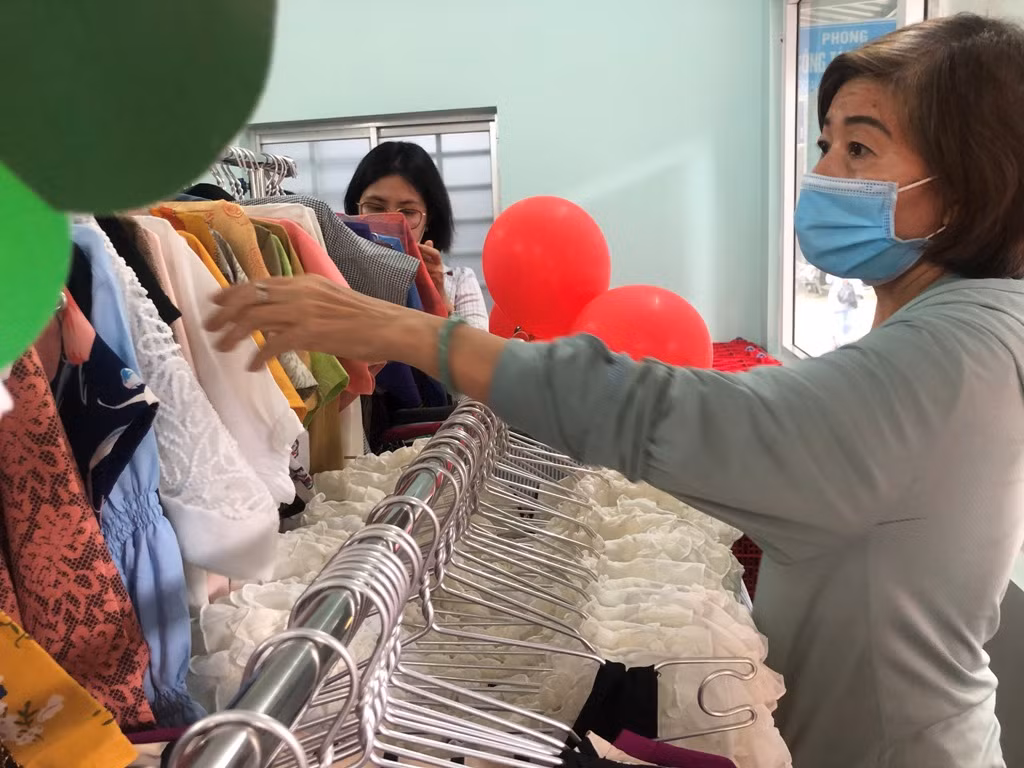 Bệnh nhân nghèo ấm lòng với gian hàng 'chia sẻ yêu thương' ảnh 3