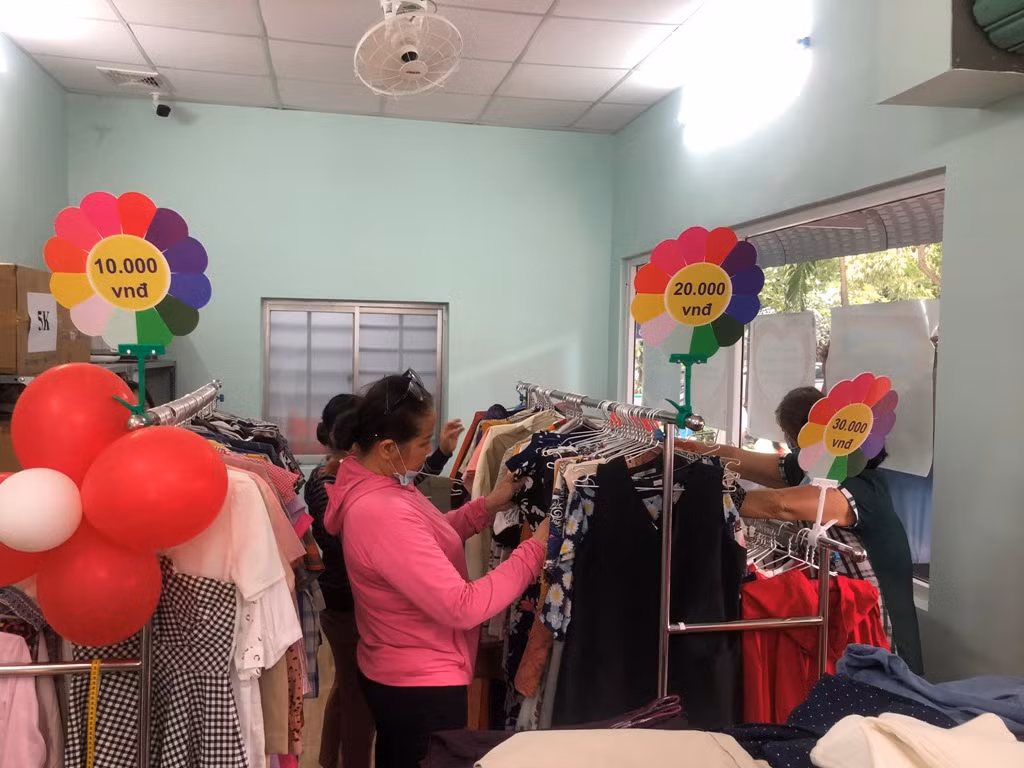 Bệnh nhân nghèo ấm lòng với gian hàng 'chia sẻ yêu thương' ảnh 1