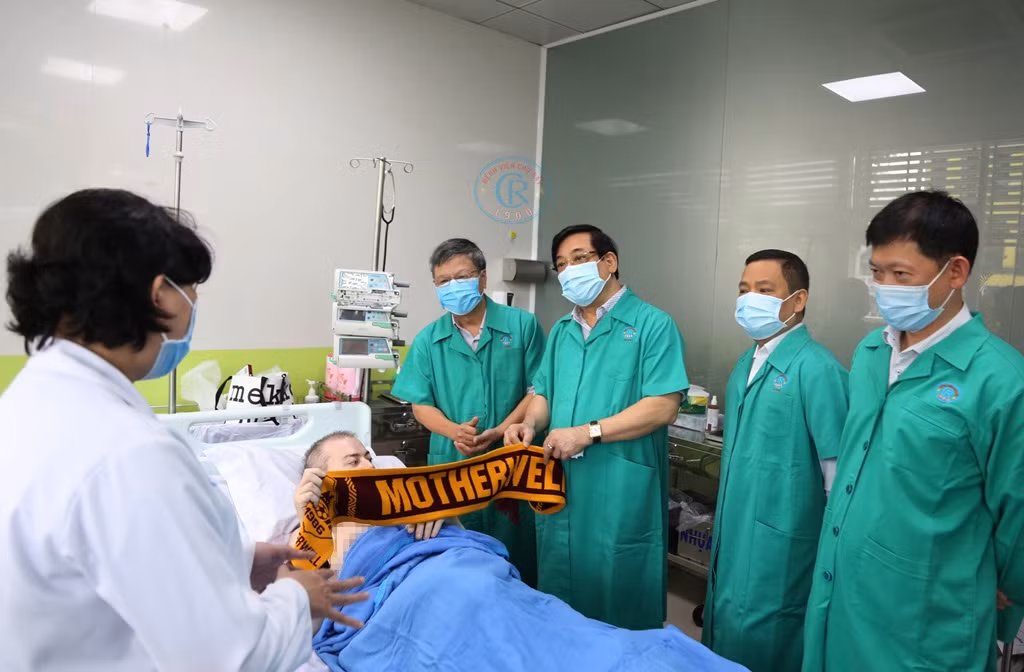 Tận mắt xem bệnh nhân phi công ‘buôn chuyện’, thử lực chân cùng bác sĩ ảnh 2