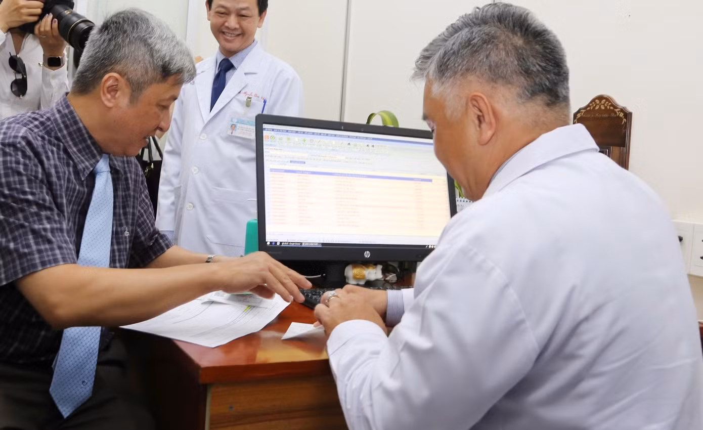 Đi bệnh viện không cần tiền mặt ảnh 1