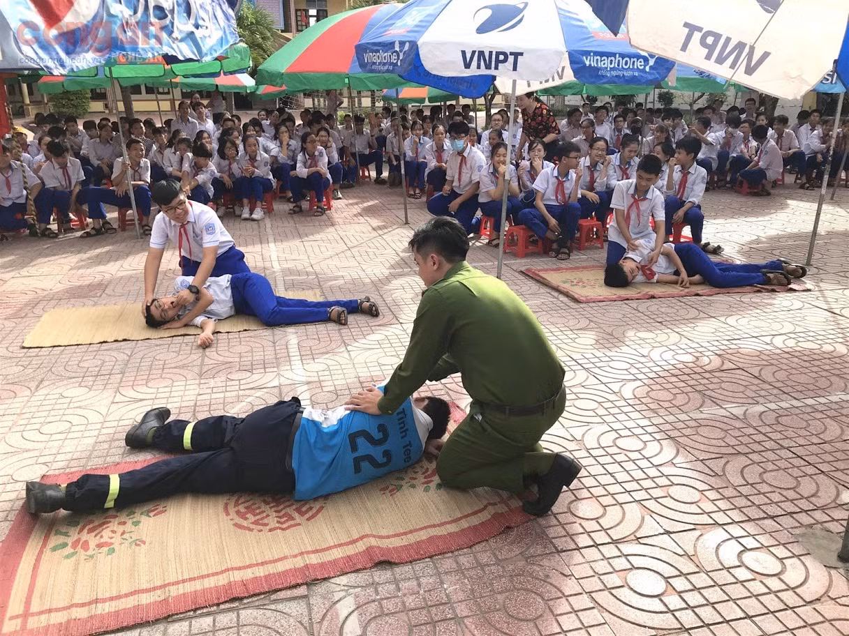Bé trai ngưng tim, ngưng thở do té vào xô nước ảnh 1