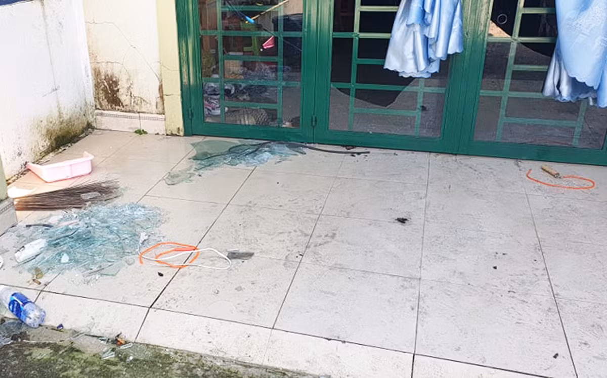 Lên cơn ngáo đá, đối tượng đốt nhà và đâm 2 con bị thương ảnh 2