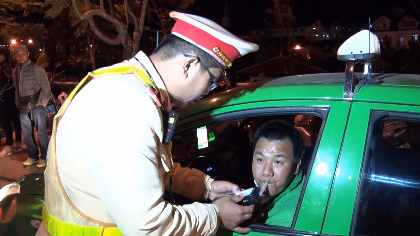 Phạt 40 triệu, tịch thu bằng 23 tháng: 'Nâng ly lên lại đặt ly xuống hết' ảnh 3